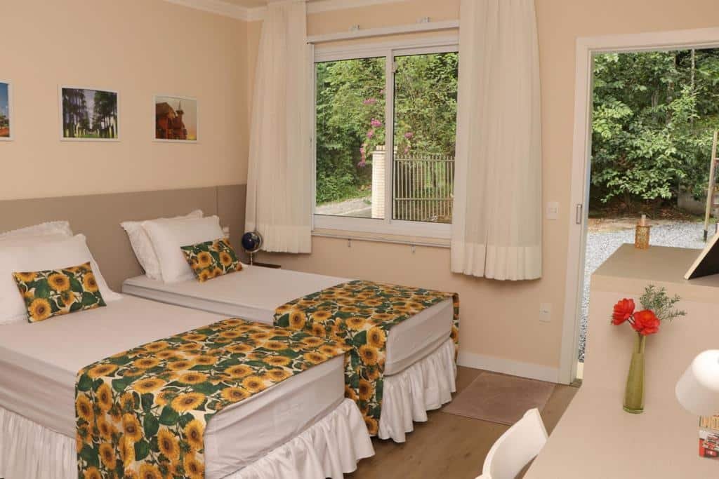 Quarto com duas camas do Bela Vista Hospedagem, em Joinville