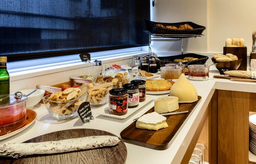 Café da manhã na Catalonia Giralda. Uma variedade de bolachas, pães e queijos. Foto para ilustrar post sobre Hotéis em Sevilha.
