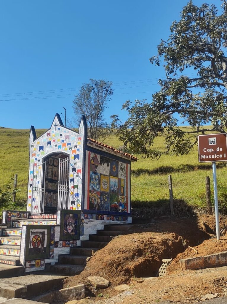 Capela do Mosaico II, em São Bento do Sapucaí durante o dia.