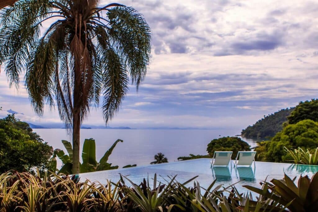 Piscina com borda infinita dando vista para o mar na Casa Mar Paraty.