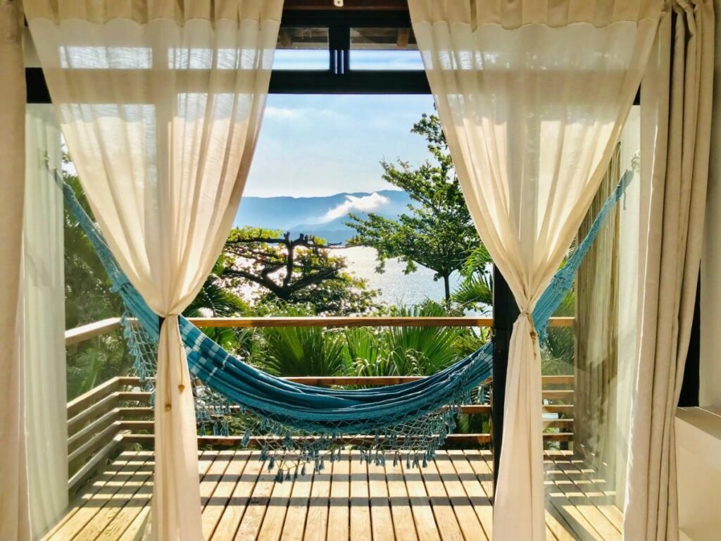 Varanda da Casas Do Mar com uma rede e vista direta para o mar