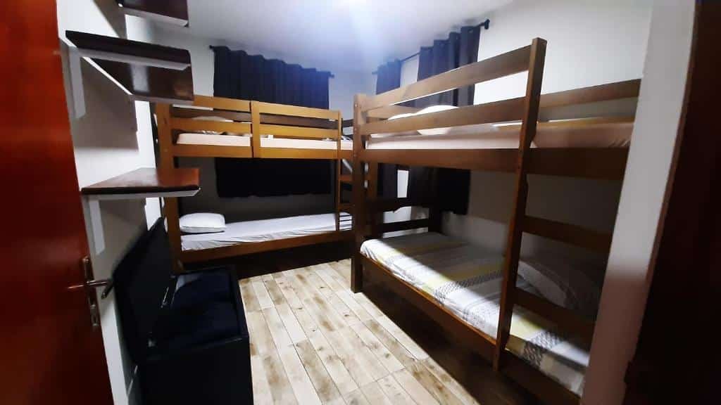 Quarto do Colina do Cristal. Do lado direito e no fundo cama boliche. Do lado esquerdo prateleiras. Foto para ilustrar post sobre airbnb em Santo Antônio do Pinhal.