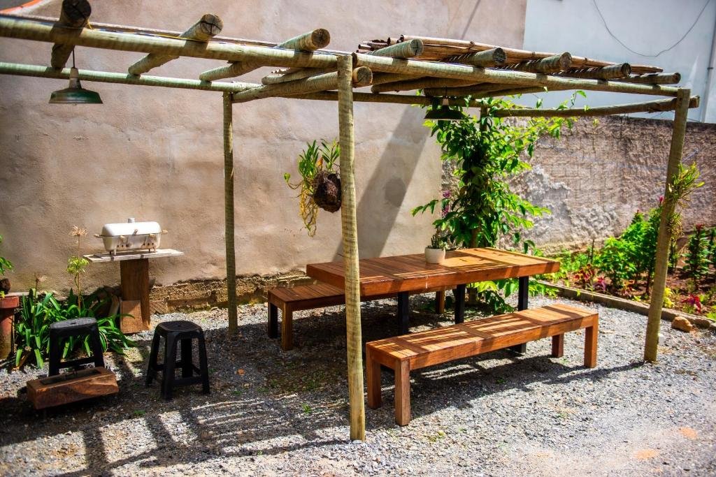 área externa com bancos no Aconchego de Tiradentes uma opção de airbnb em Tiradentes