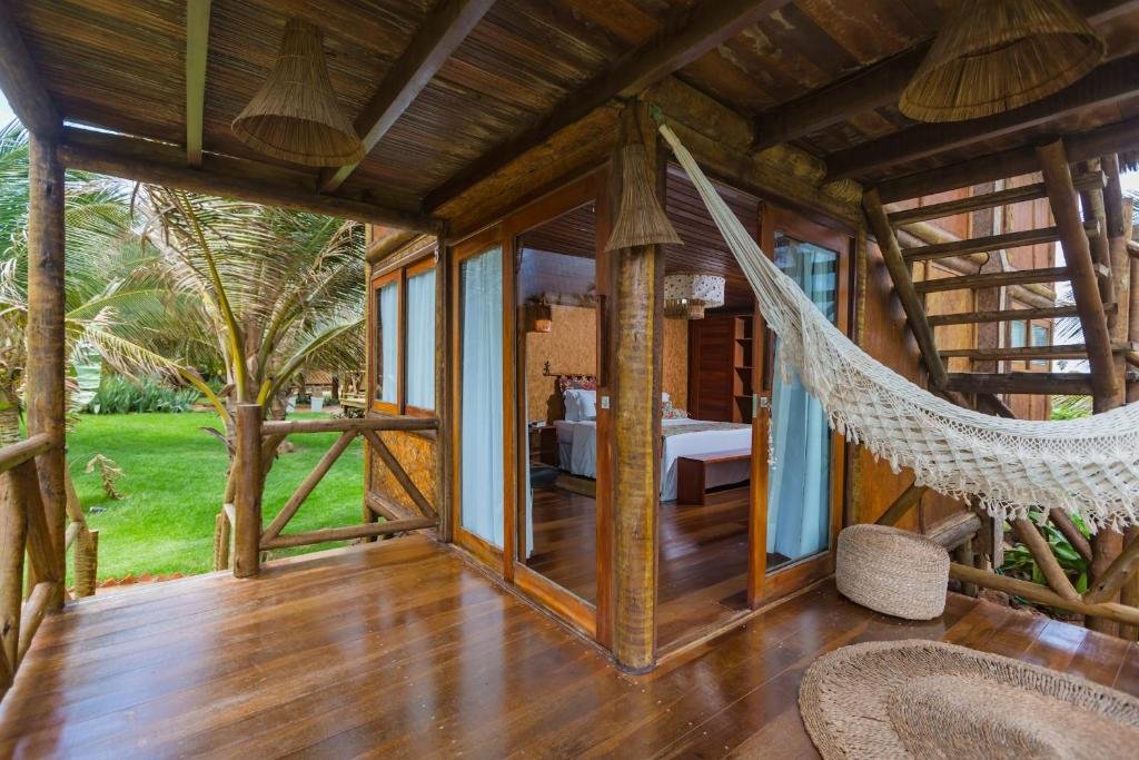 Vista da área de descanso do BobZ Boutique Resort onde ficar em Barra Grande no Piauí.