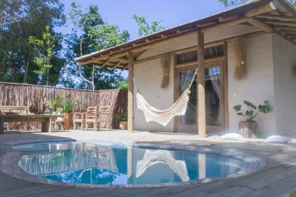 Frente da Casa da Luz – Vila Serena, Trancoso durante o dia com piscina a frente e ao fundo a estadia.
