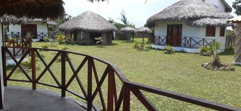 Frente da Pousada Arecales em Cajueiro da Praia.