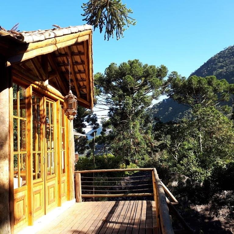 Vista do Refúgio Mantiqueira  com arvores em volta.