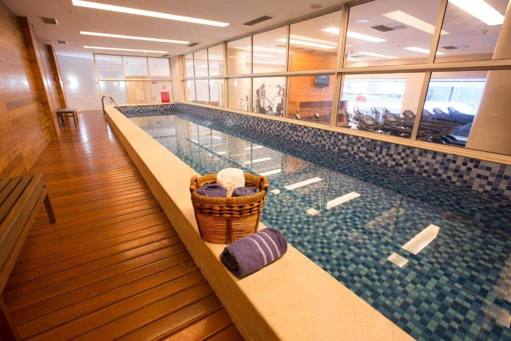 Piscina coberta do Fusion Hplus Express + com um deck de madeira ao lado