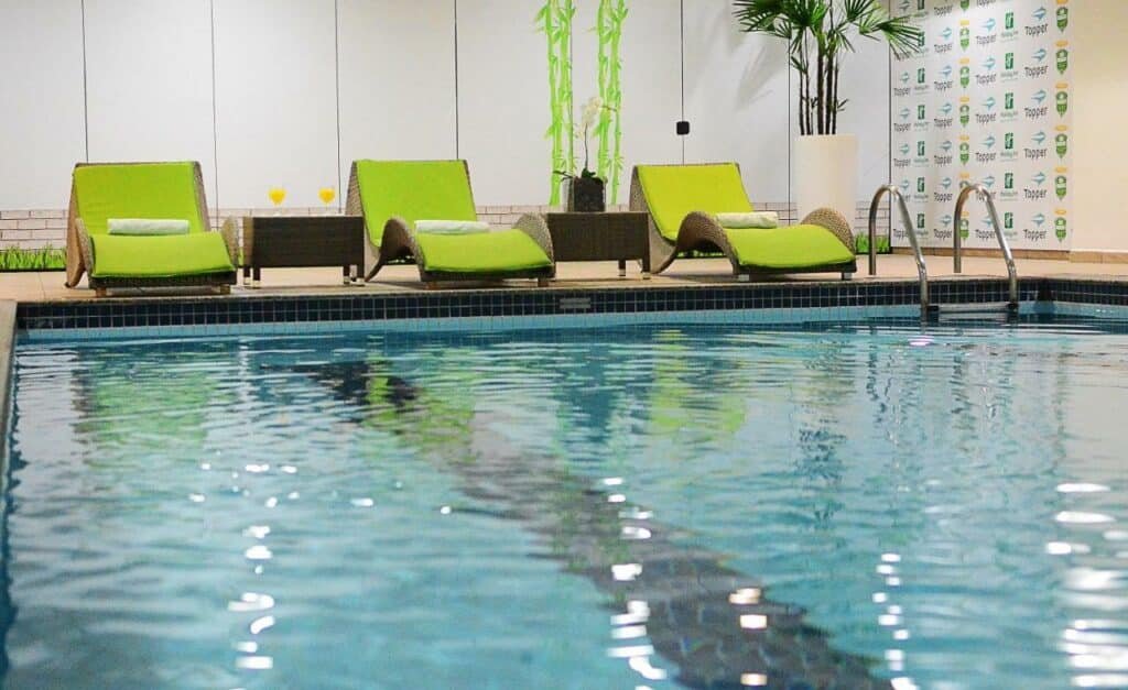 Piscina coberta do Holiday Inn Parque Anhembi, an IHG Hotel. No fundo as cadeiras de descanso.