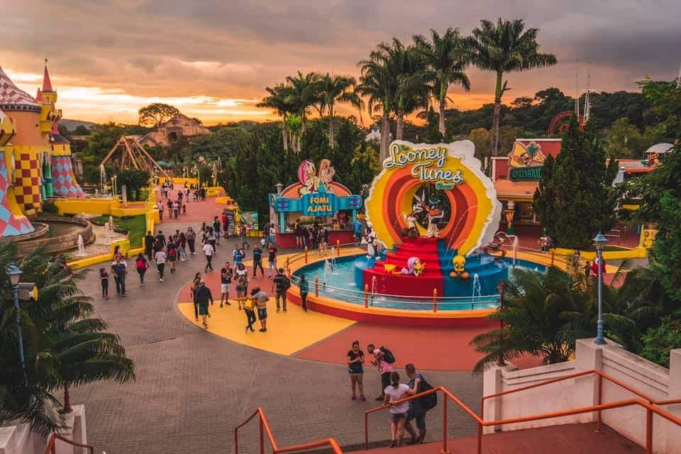 Parte interna do Hopi Hari com diversos brinquedos, fontes de água e um ambiente decorado com temáticas divertidas