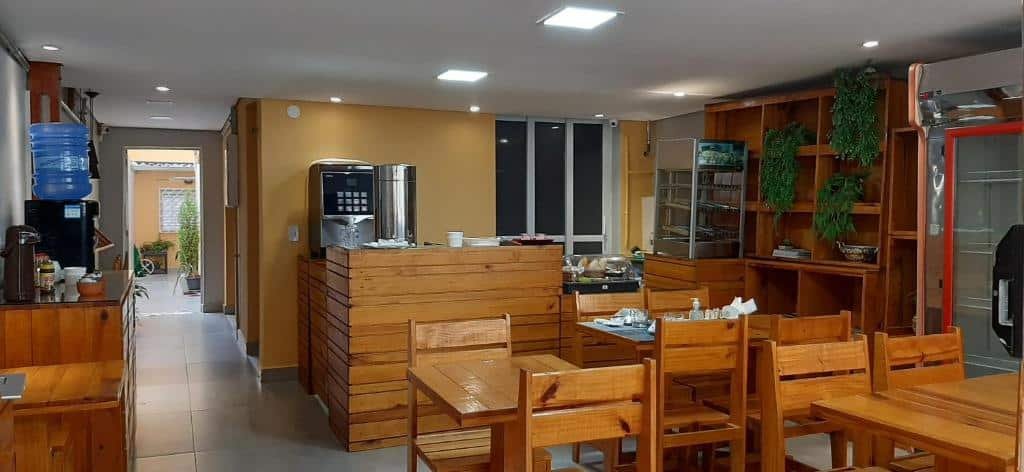 Sala para refeições no Hostel B2B SP, um dos hotéis perto do Consulado Americano em São Paulo