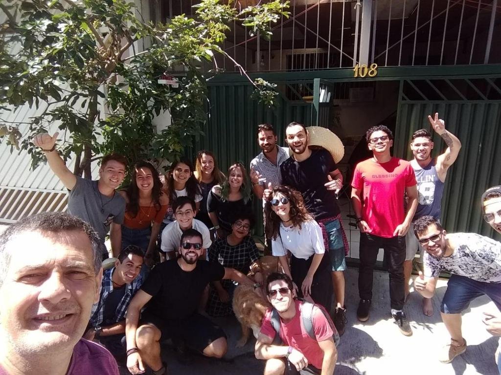 Pessoas em frente da entrada do Hostel Residencial, um dos hotéis perto do Consulado Americano em São Paulo