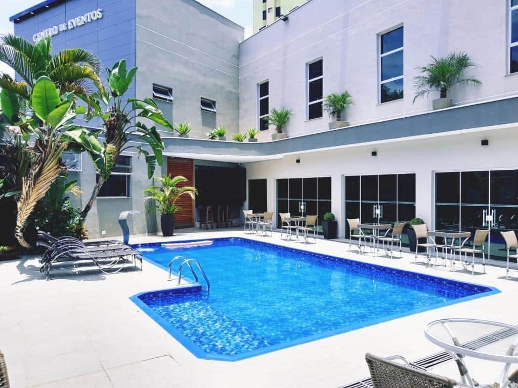 Piscina do Hotel Serra de Jundiaí com mesas, cadeiras e espreguiçadeiras ao redor, para representar hotéis perto do Hopi Hari
