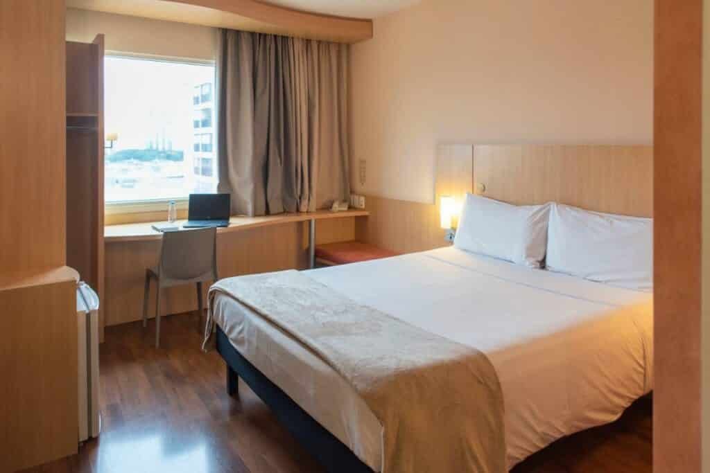 Quarto de um dos hotéis Ibis em São Paulo
