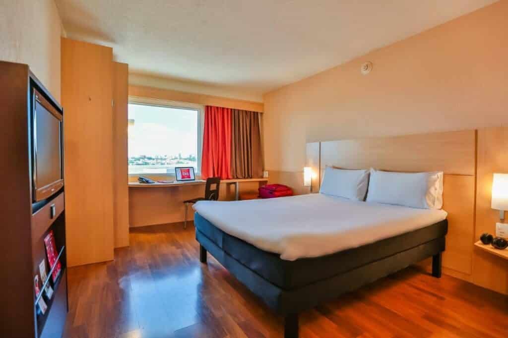 Quarto de um dos hotéis Ibis em São Paulo