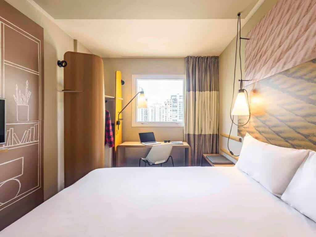 Quarto de um dos hotéis Ibis em São Paulo