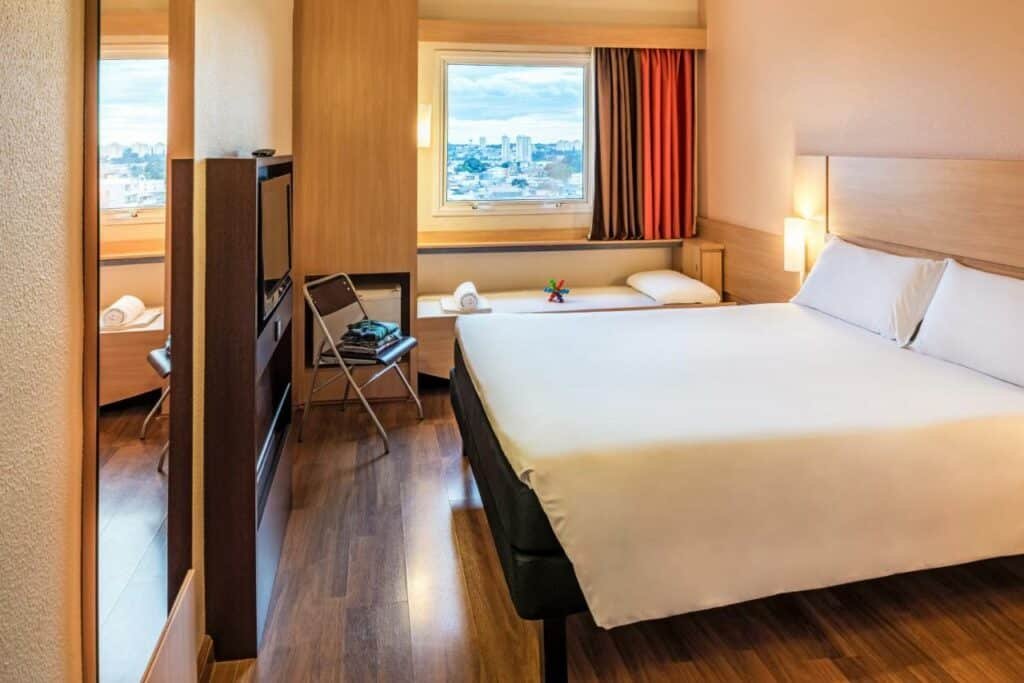 Quarto de um dos hotéis Ibis em São Paulo