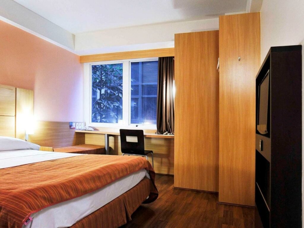 Quarto de um dos hotéis Ibis em São Paulo