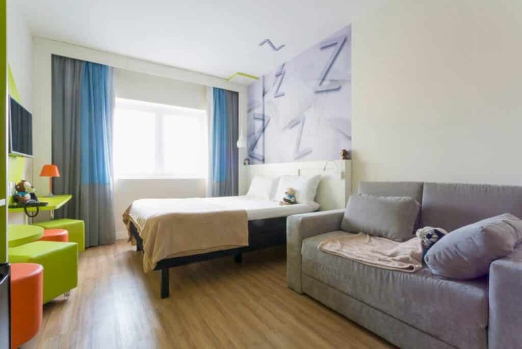 Quarto de um dos hotéis Ibis em São Paulo