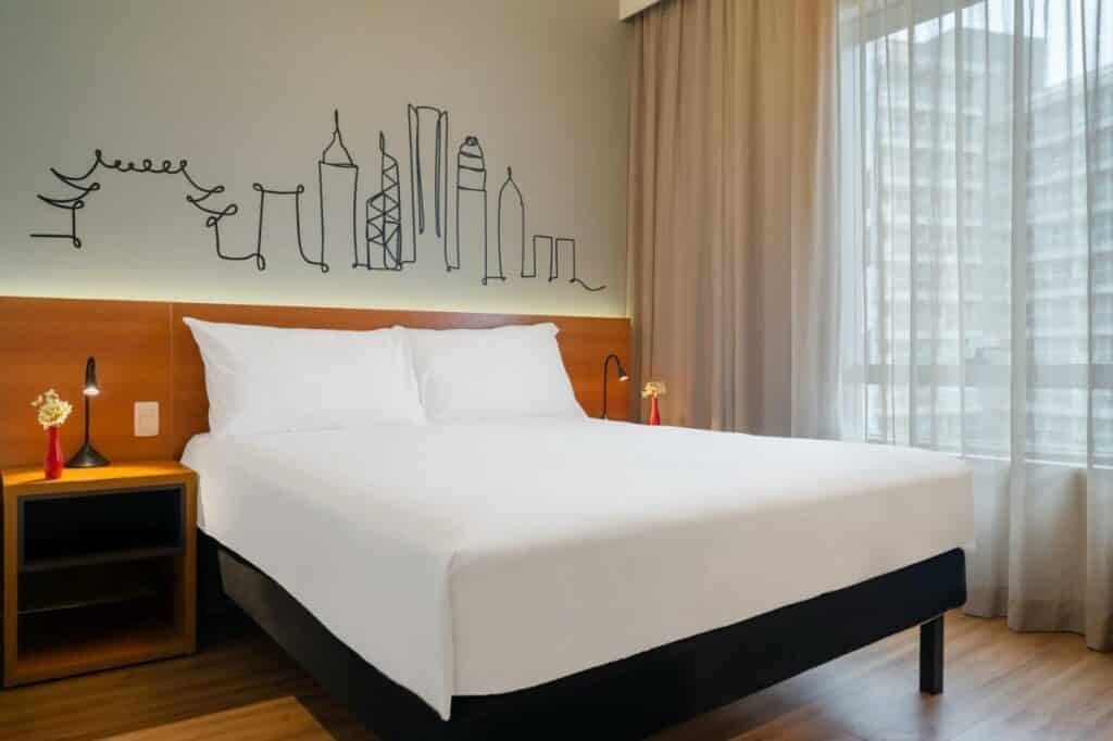 Quarto de um dos hotéis Ibis em São Paulo