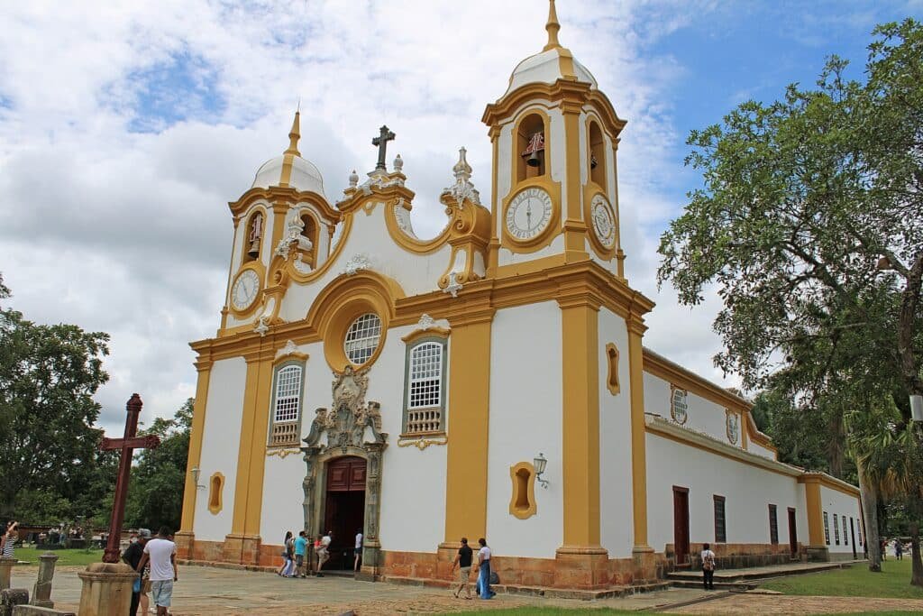 fachada com pessoas Igreja Matriz de Santo Antônio em Tiradentes