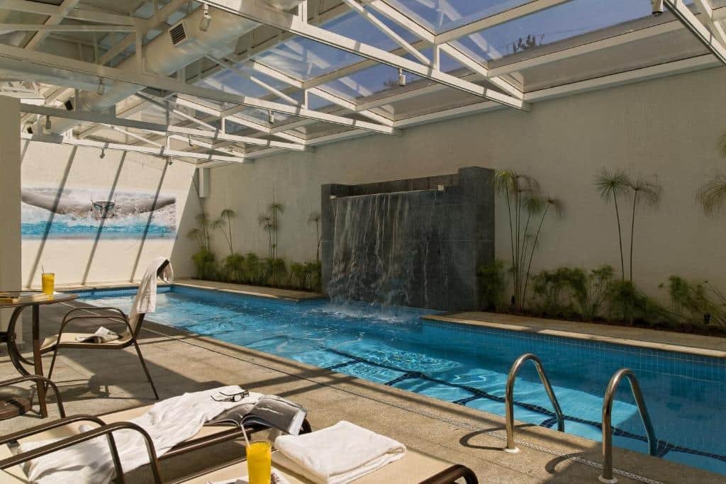Piscina do Intercity São Paulo Nações Unidas, um dos hotéis perto do Consulado Americano em São Paulo