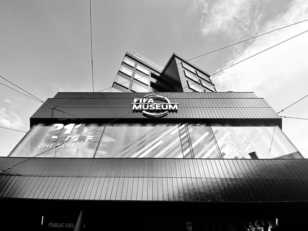 Imagem da faixada do Museu da FIFA em uma foto preta e branca.