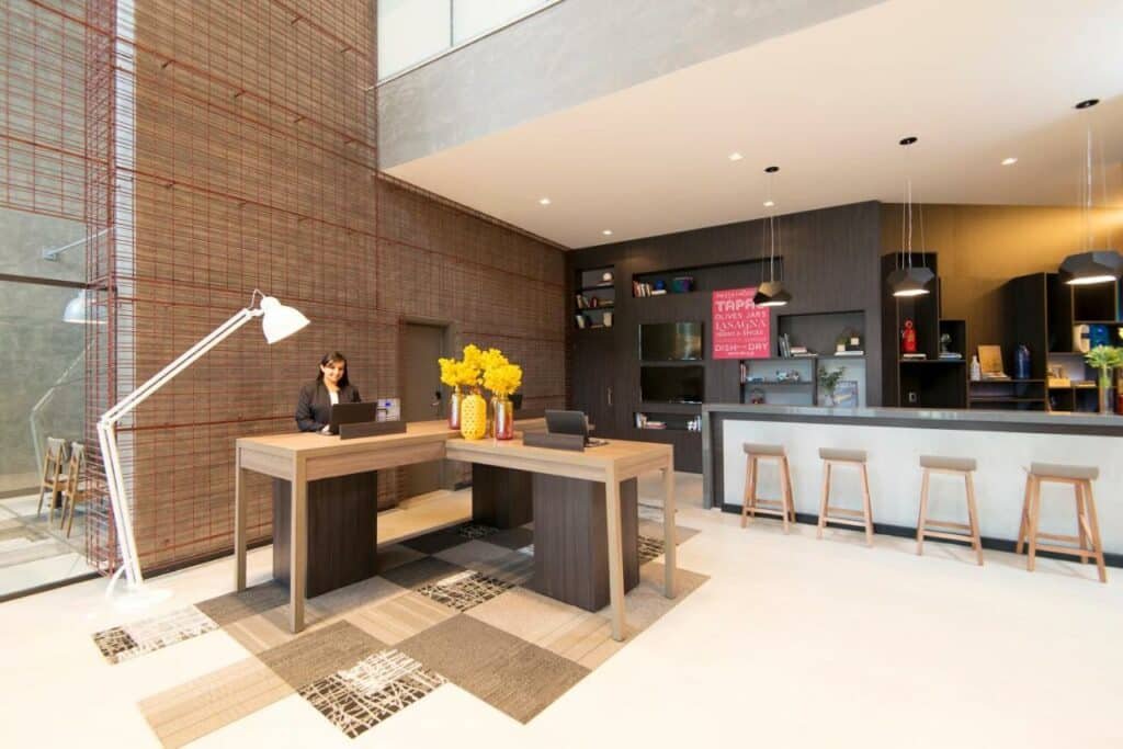 Recepção do Novotel São Paulo Berrini, um dos hotéis perto do Consulado Americano em São Paulo