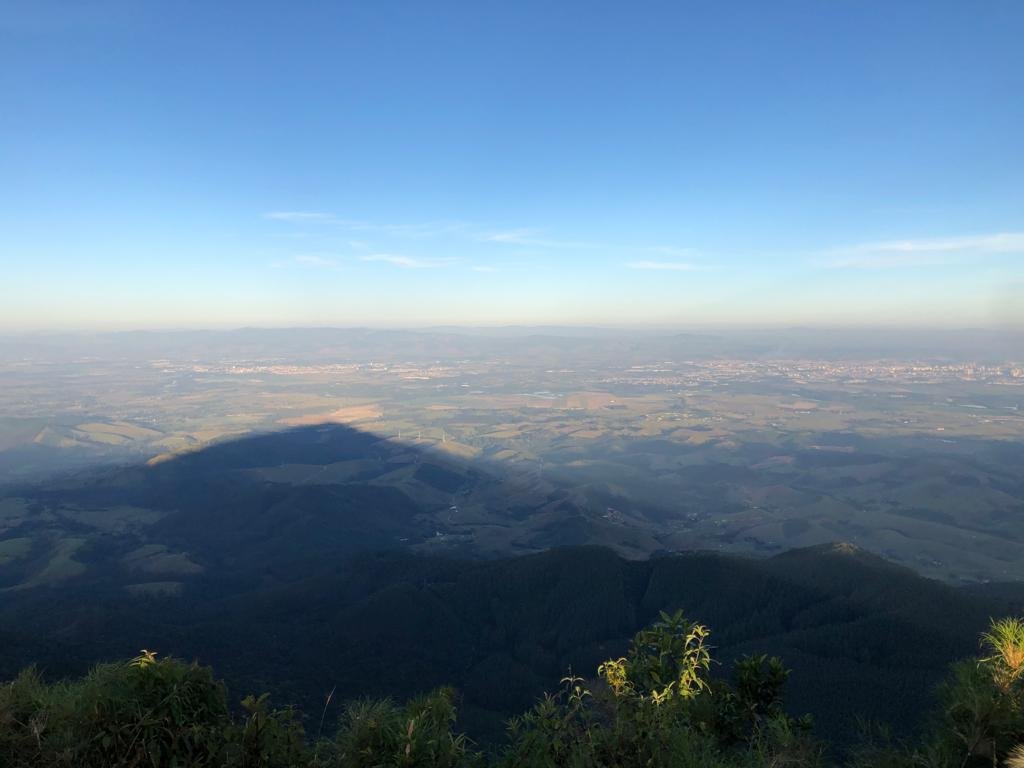 Vista do Pico Agudo de Santo Antônio do Pinhal. Céu claro e sem nuvens com vista do vale.
