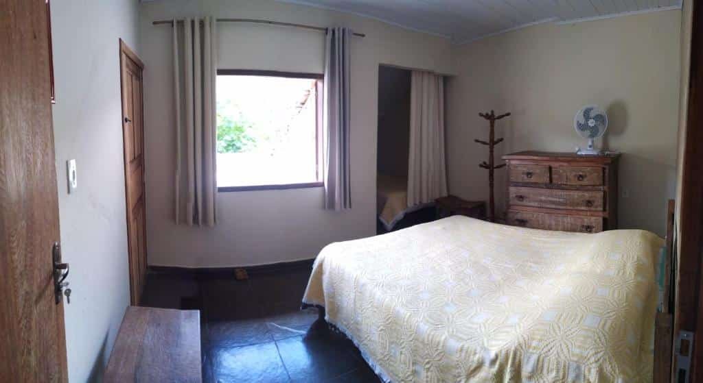quarto amplo da Casa da Tia Ni em Tiradentes