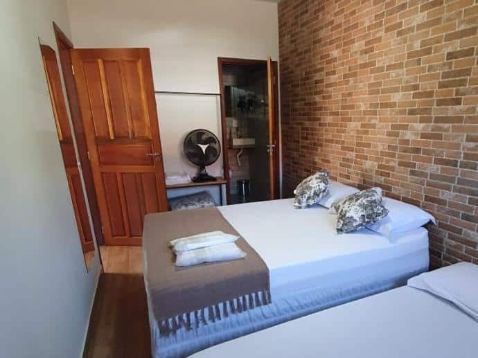 quarto com cama e guarda-roupa no Recanto da Vó Bia