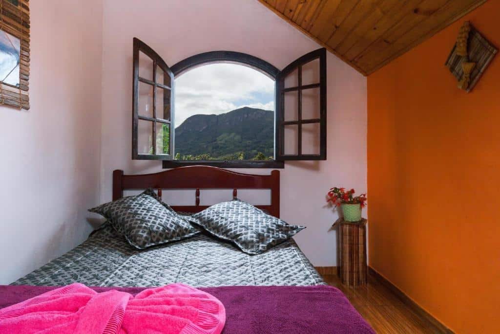 Quarto do Chalés Pedra do Baú com cama.