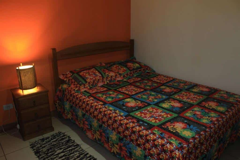 Vista do quarto Chalés Riacho Doce em São Bento do Sapucaí com cama de casal.