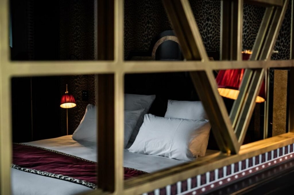 Quarto do Château de Maubreuil com cama de casal ao fundo. Representa hotéis no Vale do Loire.