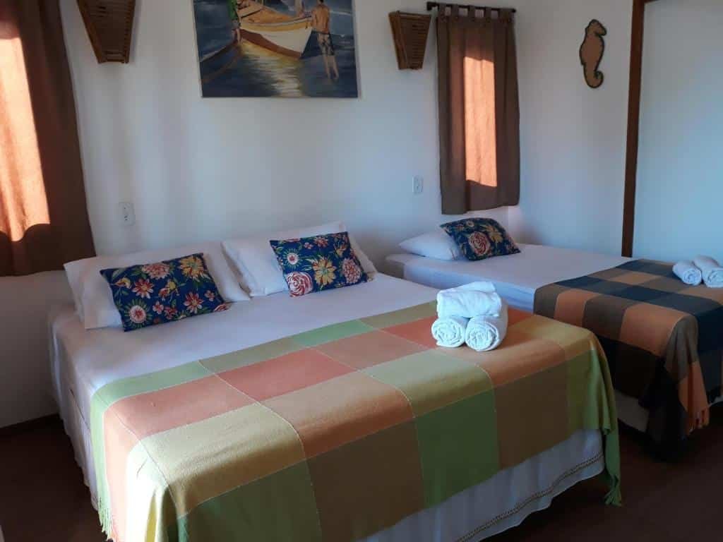 Quarto com cama de casa e cama de solteiro na Pousada Lá em Casa.