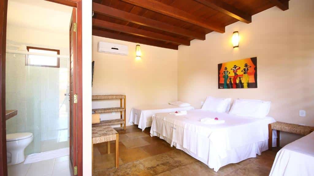 Quarto com cama de  casal e solteiro na Pousada Vento do Kite.