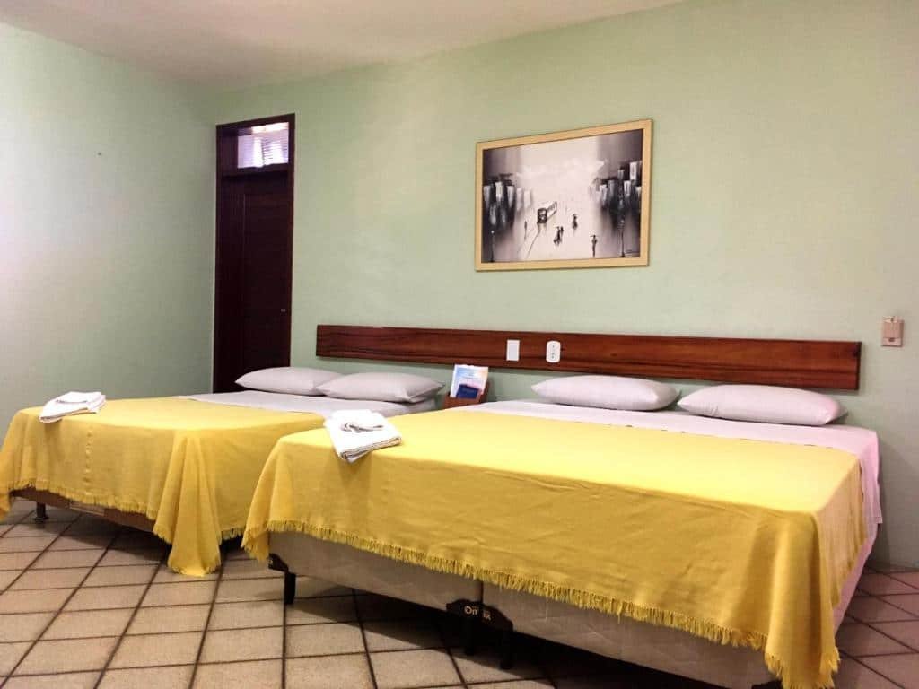 Quarto com cama de casal e de solteiro na Hotel Pousada Dos Ventos.