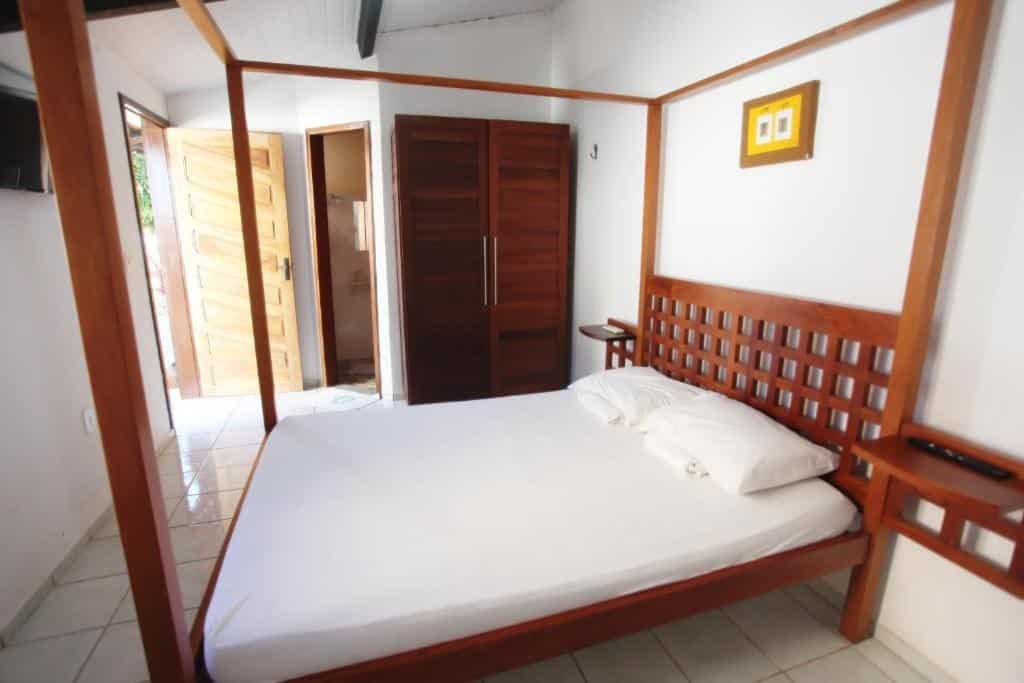 Quarto com cama na Pousada Vila Cajuína - Luís Correia.