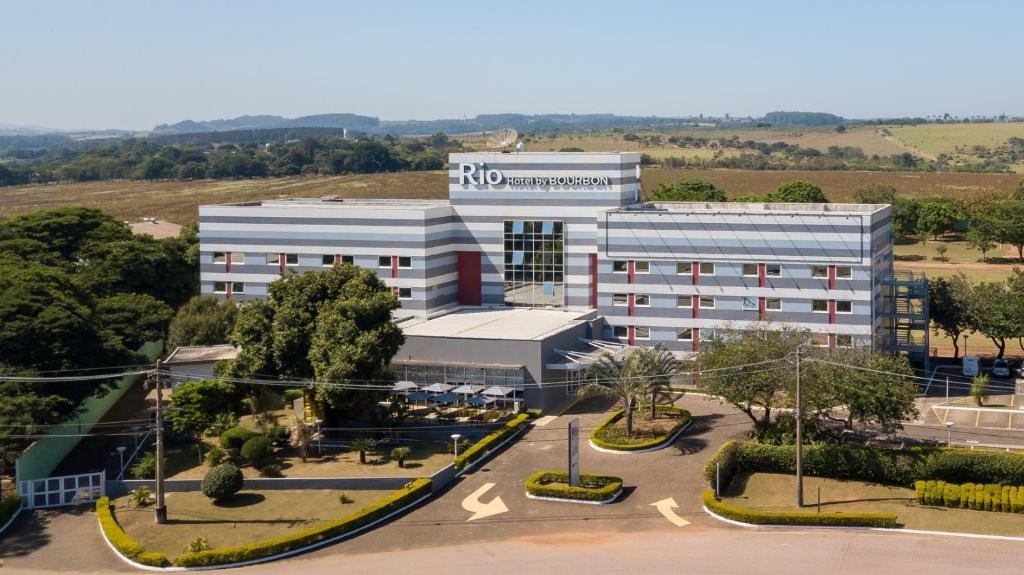 Prédio do Rio hotel by Bourbon Indaiatuba Viracopos com três andares e cercado por montanhas