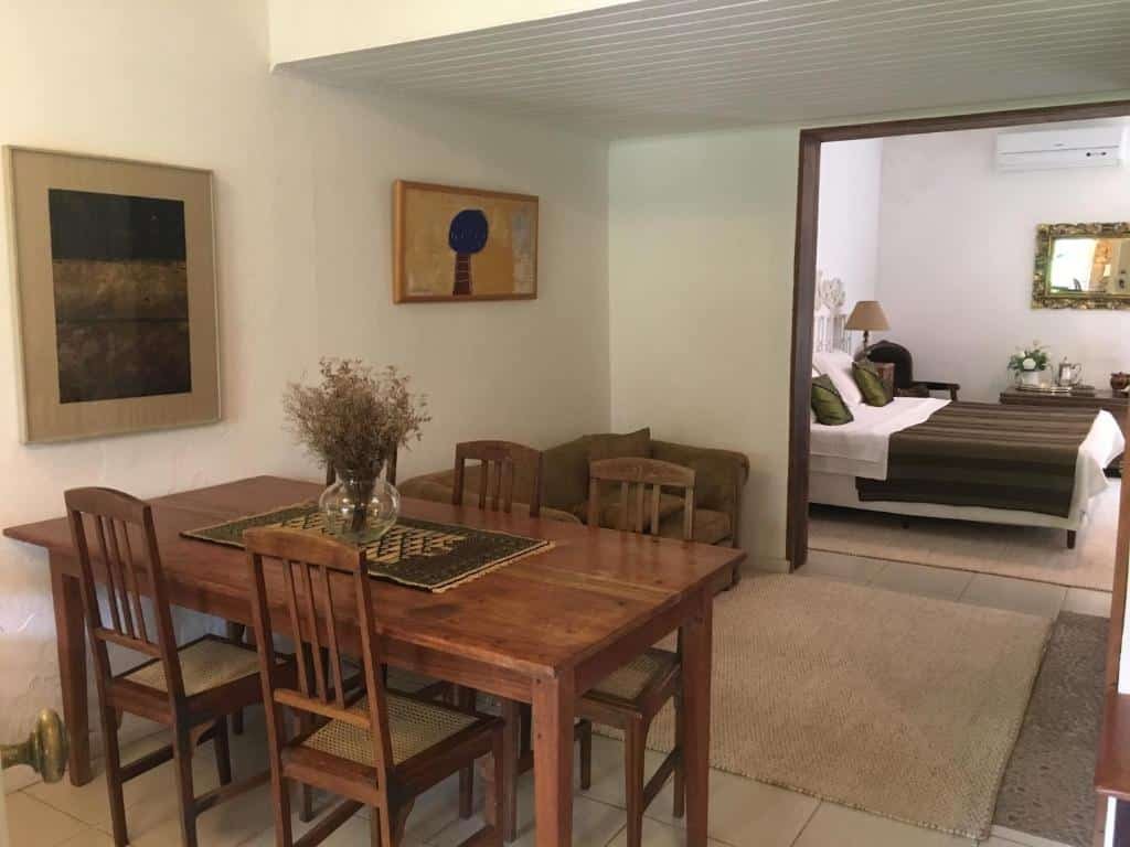 mesa com vista para o quarto da Casa Tiradentes - apto 1