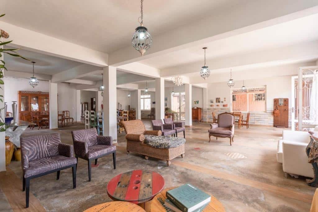 sala enorme do Casarão ESPAÇOSO a 800m do centro, 8 hospedes, pet friendly, garagem para 3 carros uma opção de airbnb em Tiradentes