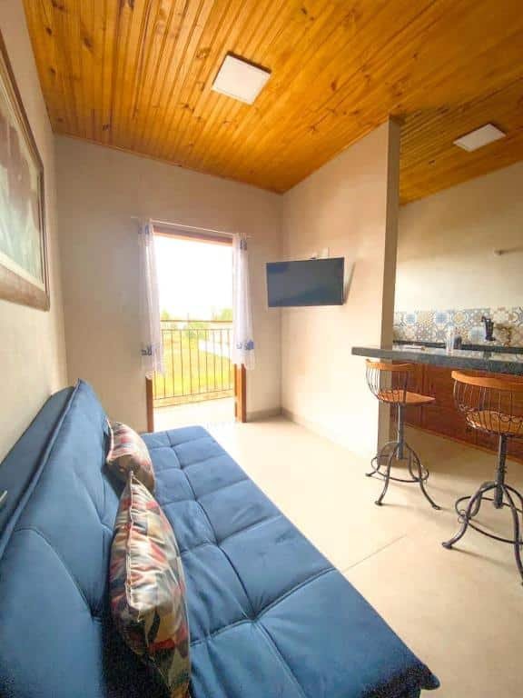 sala e cozinha americana do Flat dos Bandeirantes em Tiradentes