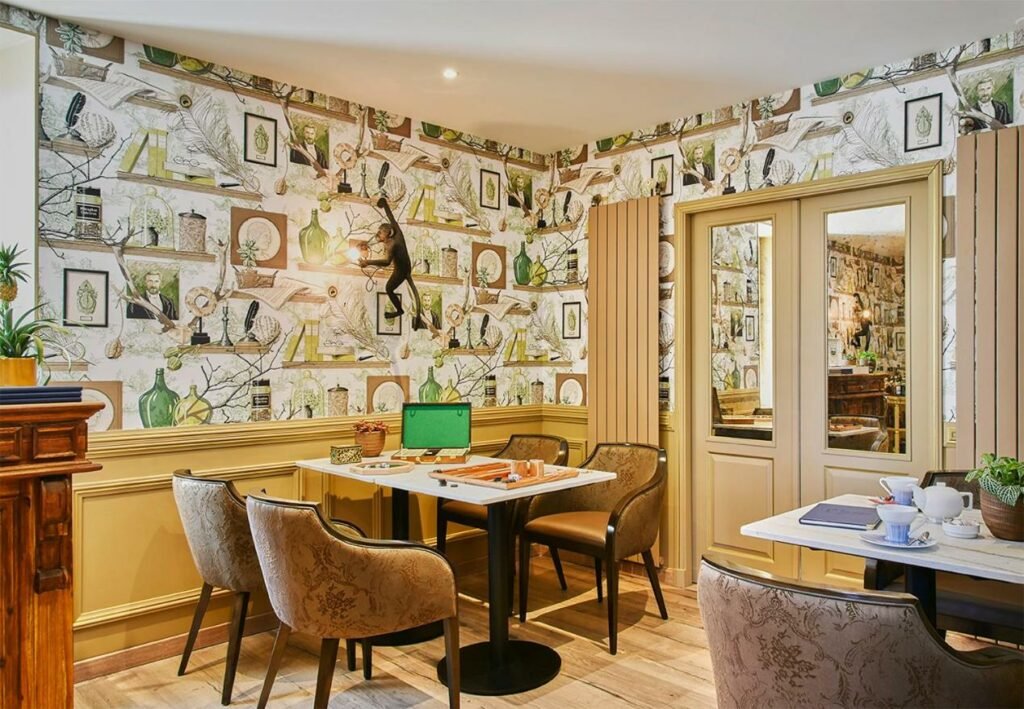 Sala de refeição do Logis Hôtels Restaurant La Mère Hamard com mesa e cadeiras.