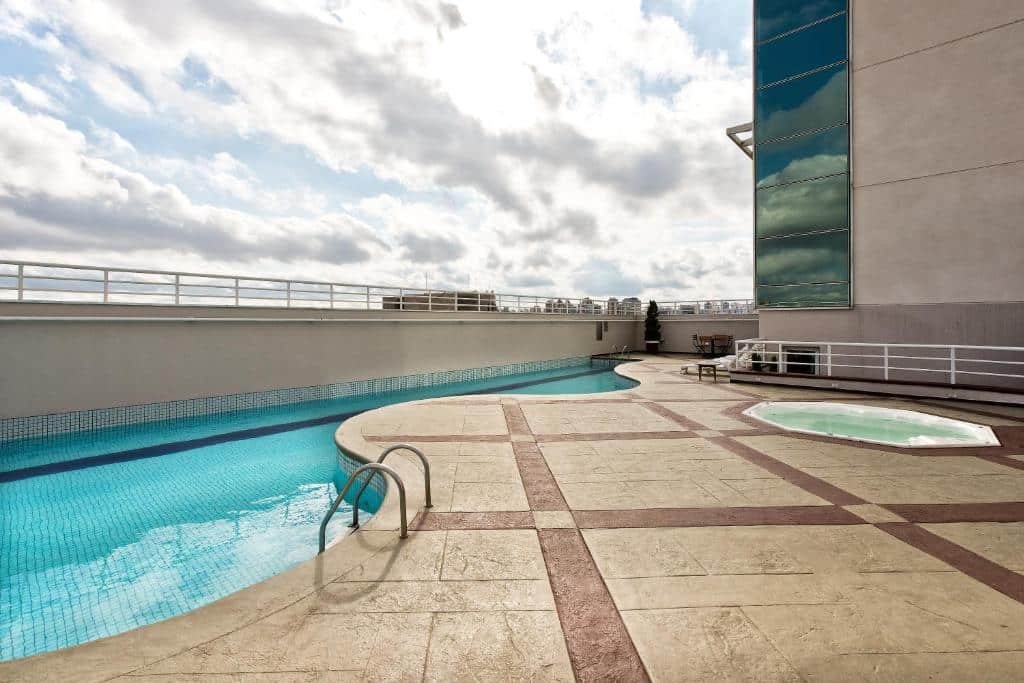 Piscina no terraço do São Paulo Nações Unidas Affiliated by Meliá, um dos hotéis perto do Consulado Americano em São Paulo