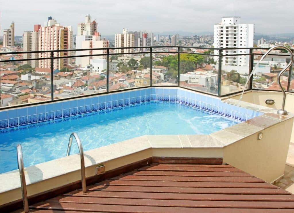 Piscina na cobertura do Travel Inn Saint Charles com vista para a cidade