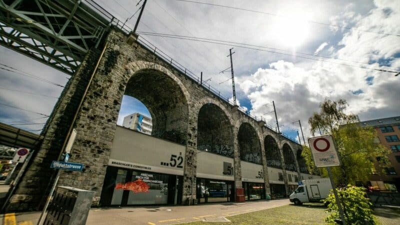 Imagem durante o dia do Viadukt com uma ponte do lado esquerdo da imagem na área central.